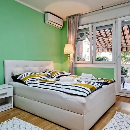 Neve St Apartament *